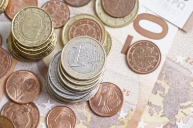 Arka plan olarak Euro sikkeleri ve banknotlar. Yakın plan. Euro para (EUR), Avrupa Birliği para birimi bulanık arkaplan