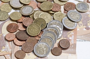 Arka plan olarak Euro sikkeleri ve banknotlar. Yakın plan. Euro para (EUR), Avrupa Birliği para birimi bulanık arkaplan