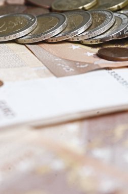 Arka plan olarak Euro sikkeleri ve banknotlar. Yakın plan. Euro para (EUR), Avrupa Birliği para birimi bulanık arkaplan