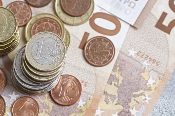 Arka plan olarak Euro sikkeleri ve banknotlar. Yakın plan. Euro para (EUR), Avrupa Birliği para birimi bulanık arkaplan