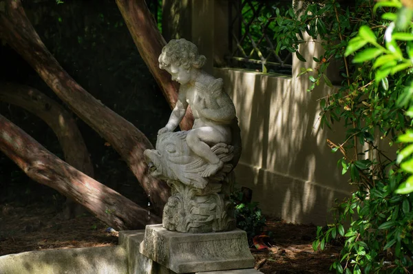 Parktaki sevgi dolu bir çiftin heykeli. Aşk konsepti.