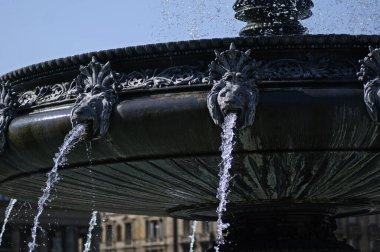 Parktaki çeşme, yakın plan, mavi gökyüzü arkaplanı