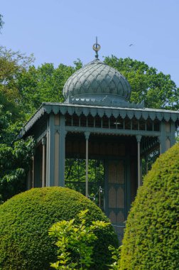 Versay Sarayı 'nın bahçesindeki çardak.