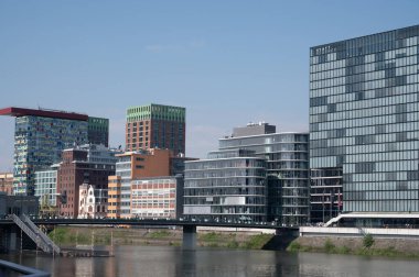 Şehirdeki modern bir apartman binasının cephesi. Nehir boyunca modern ofis binaları. Modern binaların manzarası..