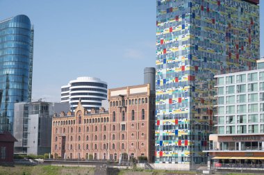 Şehirdeki modern bir apartman binasının cephesi. Nehir boyunca modern ofis binaları. Modern binaların manzarası..
