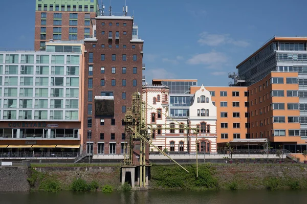 Gebouw Van Een Modern Appartementencomplex Stad Moderne Kantoorgebouwen Langs Rivier — Stockfoto