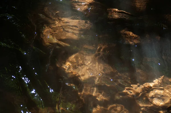 森林里的水在流动 文摘背景和结构 阳光在河流水面上的反射 — 图库照片