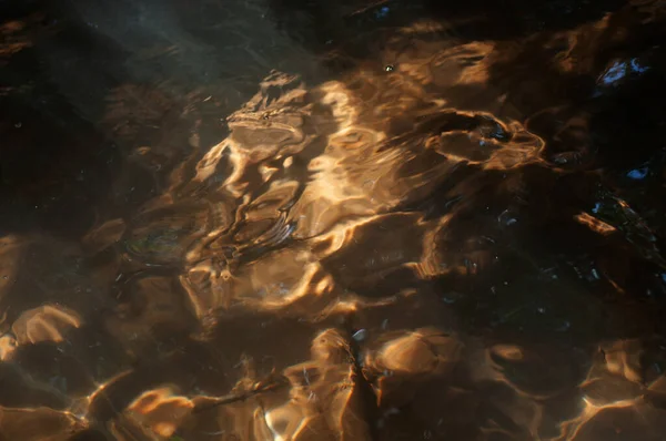 Wasser Plätschert Auf Der Oberfläche Des Flusses Wald Abstrakter Hintergrund — Stockfoto
