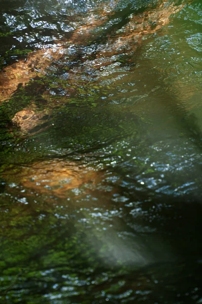 Reflektion Solljus Vattenytan Närbild Abstrakt Mörk Vattenyta Med Solstrålar Och — Stockfoto
