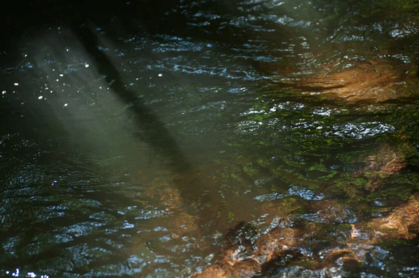Odraz Slunečního Světla Vodní Hladině Detailní Záběry Abstraktní Tmavý Vodní — Stock fotografie