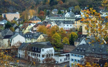 Almanya 'nın eski Idar-Oberstein şehrinin manzarası. Eski Almanya' nın Idar-Oberstein kentindeki renkli evler.