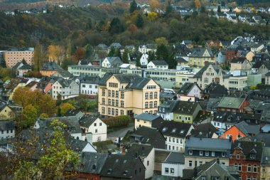 Almanya 'nın eski Idar-Oberstein şehrinin manzarası. Eski Almanya' nın Idar-Oberstein kentindeki renkli evler.