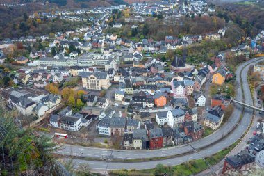 Almanya 'nın eski Idar-Oberstein şehrinin manzarası. Eski Almanya' nın Idar-Oberstein kentindeki renkli evler.