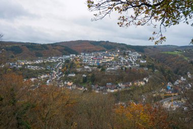 Almanya 'nın eski Idar-Oberstein şehrinin manzarası. Eski Almanya' nın Idar-Oberstein kentindeki renkli evler.