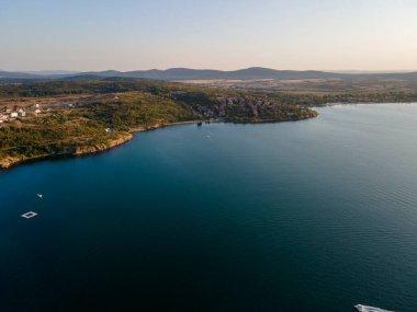 Bulgaristan 'ın Burgaz Bölgesi' ndeki Sozopol limanı ve eski kentin hava gün batımı manzarası