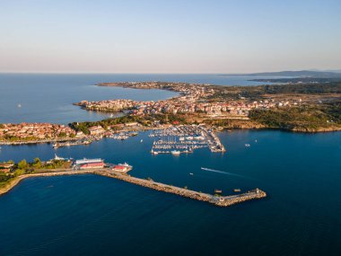 Bulgaristan 'ın Burgaz Bölgesi' ndeki Sozopol limanı ve eski kentin hava gün batımı manzarası