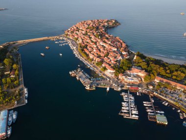 Bulgaristan 'ın Burgaz Bölgesi' ndeki Sozopol limanı ve eski kentin hava gün batımı manzarası