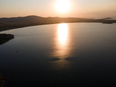 Bulgaristan 'ın Burgaz Bölgesi' ndeki Sozopol limanı ve eski kentin hava gün batımı manzarası