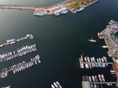 Bulgaristan 'ın Burgaz Bölgesi' ndeki Sozopol limanı ve eski kentin hava gün batımı manzarası