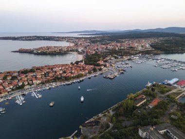 Bulgaristan 'ın Burgaz Bölgesi' ndeki Sozopol limanı ve eski kentin hava gün batımı manzarası
