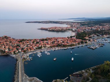Bulgaristan 'ın Burgaz Bölgesi' ndeki Sozopol limanı ve eski kentin hava gün batımı manzarası