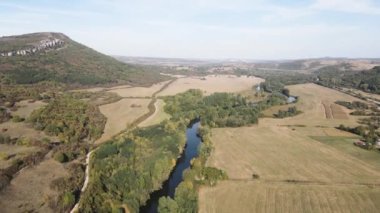 Bulgaristan 'ın Vratsa Bölgesi' ndeki Strupets köyü yakınlarından geçen Iskar Nehri 'nin havadan sonbahar manzarası