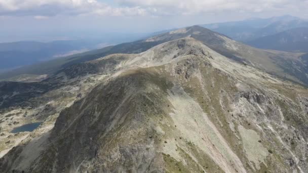 ブルガリア リラ山のゴリアムクーペンのピークの素晴らしい空中ビュー — ストック動画