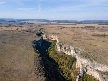 Bulgaristan 'ın Vratsa Bölgesi' nin Kunino köyü yakınlarındaki Golyam Dol kanyonunun hava manzarası