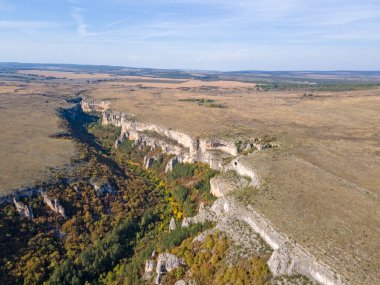 Bulgaristan 'ın Vratsa Bölgesi' nin Kunino köyü yakınlarındaki Golyam Dol kanyonunun hava manzarası