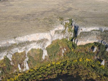 Bulgaristan 'ın Vratsa Bölgesi' nin Kunino köyü yakınlarındaki Golyam Dol kanyonunun hava manzarası