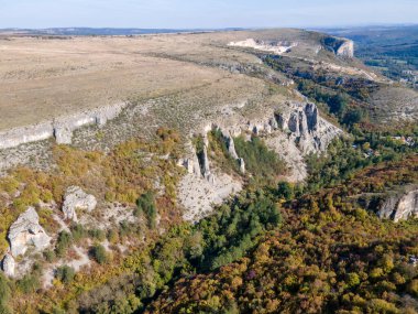 Bulgaristan 'ın Vratsa Bölgesi' nin Kunino köyü yakınlarındaki Golyam Dol kanyonunun hava manzarası