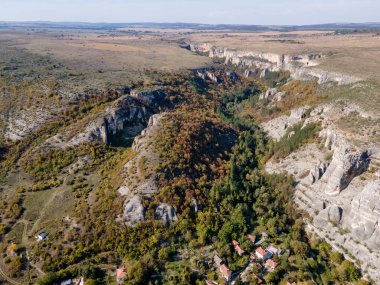 Bulgaristan 'ın Vratsa Bölgesi' nin Kunino köyü yakınlarındaki Golyam Dol kanyonunun hava manzarası