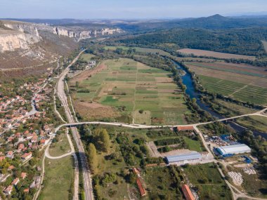 Bulgaristan 'ın Vratsa Bölgesi' nin Kunino köyü yakınlarındaki Golyam Dol kanyonunun hava manzarası