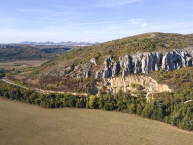Bulgaristan 'ın Vratsa Bölgesi' ndeki Strupets köyü yakınlarından geçen Iskar Nehri 'nin havadan sonbahar manzarası
