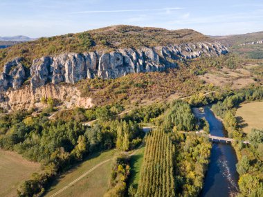 Bulgaristan 'ın Vratsa Bölgesi' ndeki Strupets köyü yakınlarından geçen Iskar Nehri 'nin havadan sonbahar manzarası