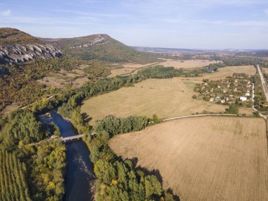 Bulgaristan 'ın Vratsa Bölgesi' ndeki Strupets köyü yakınlarından geçen Iskar Nehri 'nin havadan sonbahar manzarası