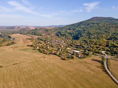 Bulgaristan 'ın Vratsa Bölgesi' ndeki Strupets köyü yakınlarından geçen Iskar Nehri 'nin havadan sonbahar manzarası