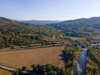 Bulgaristan 'ın Vratsa Bölgesi' ndeki Strupets köyü yakınlarından geçen Iskar Nehri 'nin havadan sonbahar manzarası