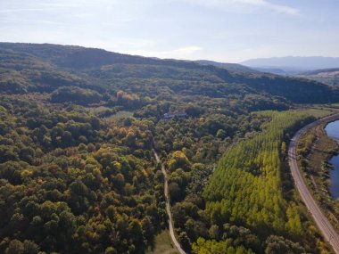 Bulgaristan 'ın Vratsa Bölgesi' ndeki Strupets köyü yakınlarından geçen Iskar Nehri 'nin havadan sonbahar manzarası