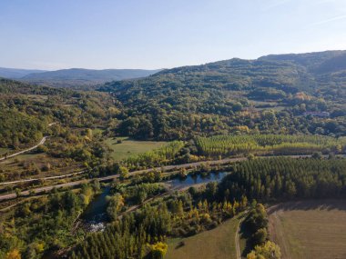 Bulgaristan 'ın Vratsa Bölgesi' ndeki Strupets köyü yakınlarından geçen Iskar Nehri 'nin havadan sonbahar manzarası