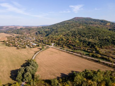 Bulgaristan 'ın Vratsa Bölgesi' ndeki Strupets köyü yakınlarından geçen Iskar Nehri 'nin havadan sonbahar manzarası