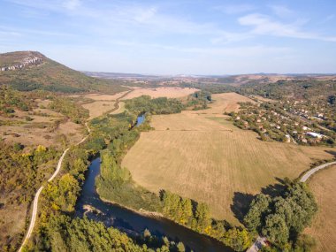 Bulgaristan 'ın Vratsa Bölgesi' ndeki Strupets köyü yakınlarından geçen Iskar Nehri 'nin havadan sonbahar manzarası