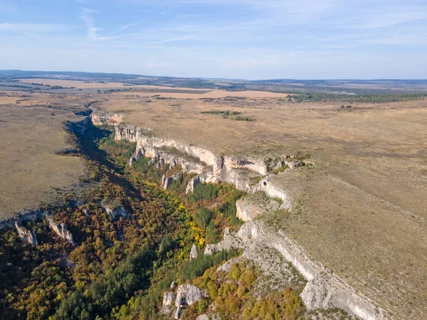Bulgaristan 'ın Vratsa Bölgesi' nin Kunino köyü yakınlarındaki Golyam Dol kanyonunun hava manzarası
