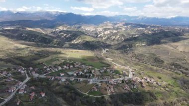 Bulgaristan 'ın Blagoevgrad bölgesindeki Melnik kasabası yakınlarındaki Lozenitsa Village ve Vine çiftliklerinin hava manzarası