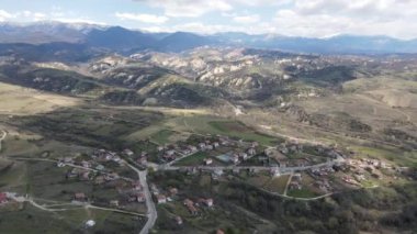 Bulgaristan 'ın Blagoevgrad bölgesindeki Melnik kasabası yakınlarındaki Lozenitsa Village ve Vine çiftliklerinin hava manzarası