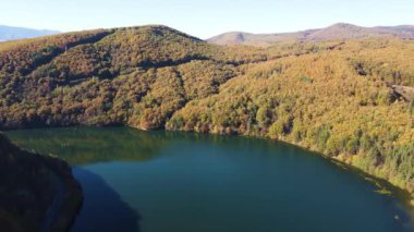 Pasarel rezervuarının hava sonbahar manzarası, Sofya şehir bölgesi, Bulgaristan