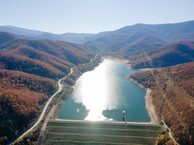 Bulgaristan 'ın Sofya Bölgesi Vitinya Geçidi' ndeki Bebresh rezervuarının hava manzarası