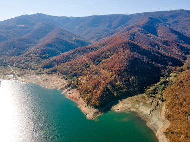 Bulgaristan 'ın Sofya Bölgesi Vitinya Geçidi' ndeki Bebresh rezervuarının hava manzarası