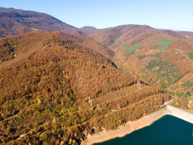 Bulgaristan 'ın Sofya Bölgesi Vitinya Geçidi' ndeki Bebresh rezervuarının hava manzarası