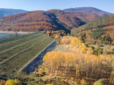 Bulgaristan 'ın Sofya Bölgesi Vitinya Geçidi' ndeki Bebresh rezervuarının hava manzarası
